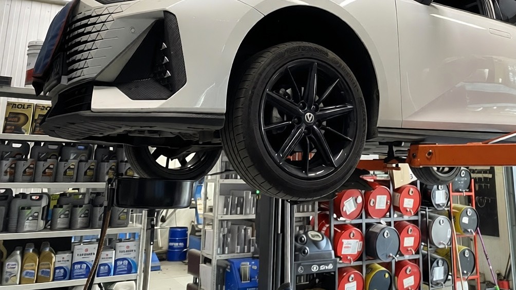 Changan UNI-V в процессе замены масла АКПП в автомастерской