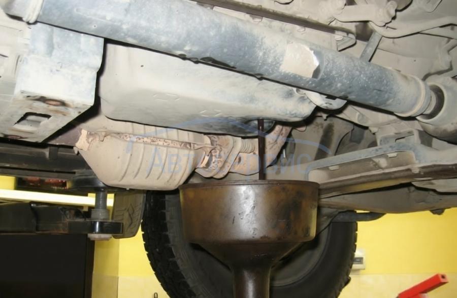 Suzuki Grand Vitara в процессе слива отработавшего масла